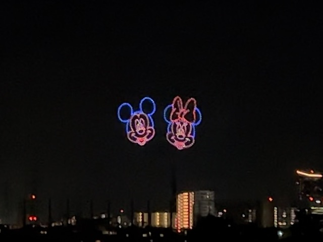 夜空にミッキーとミニー！？
