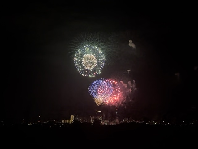夜空にミッキーとミニー！？