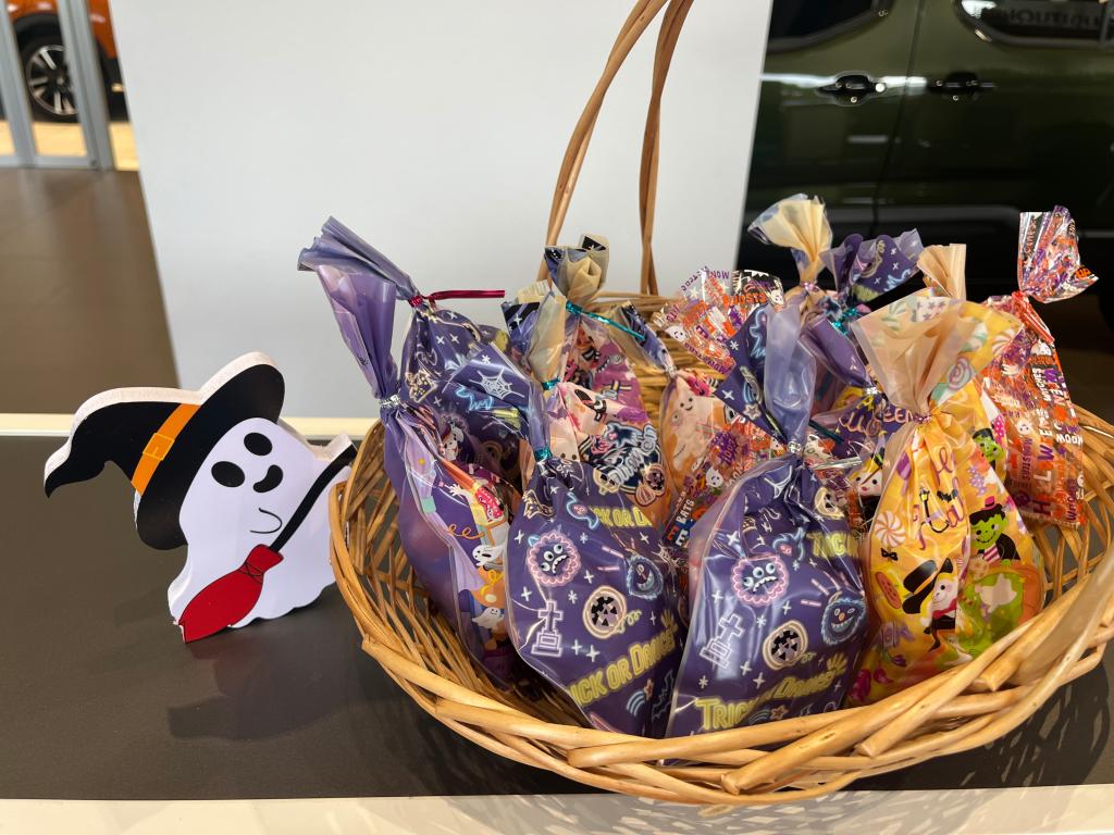 お子様にはお菓子詰め合わせをプレゼント🎃🍭
