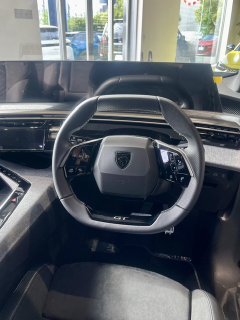 「なぜ、ステアリングが小さいのか。」