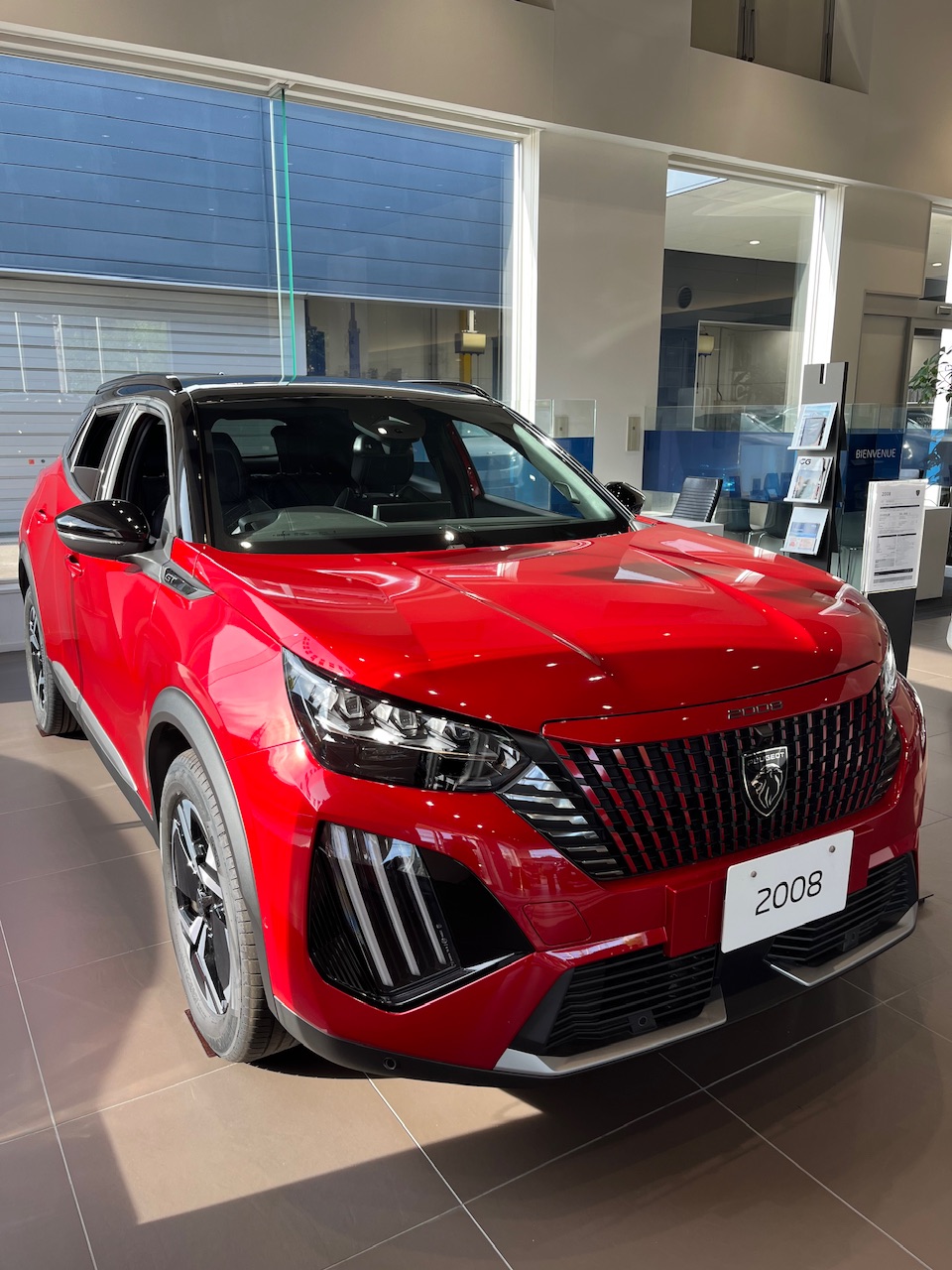 鮮やかなエリクサー･レッドが魅力のPEUGEOT 2008✨