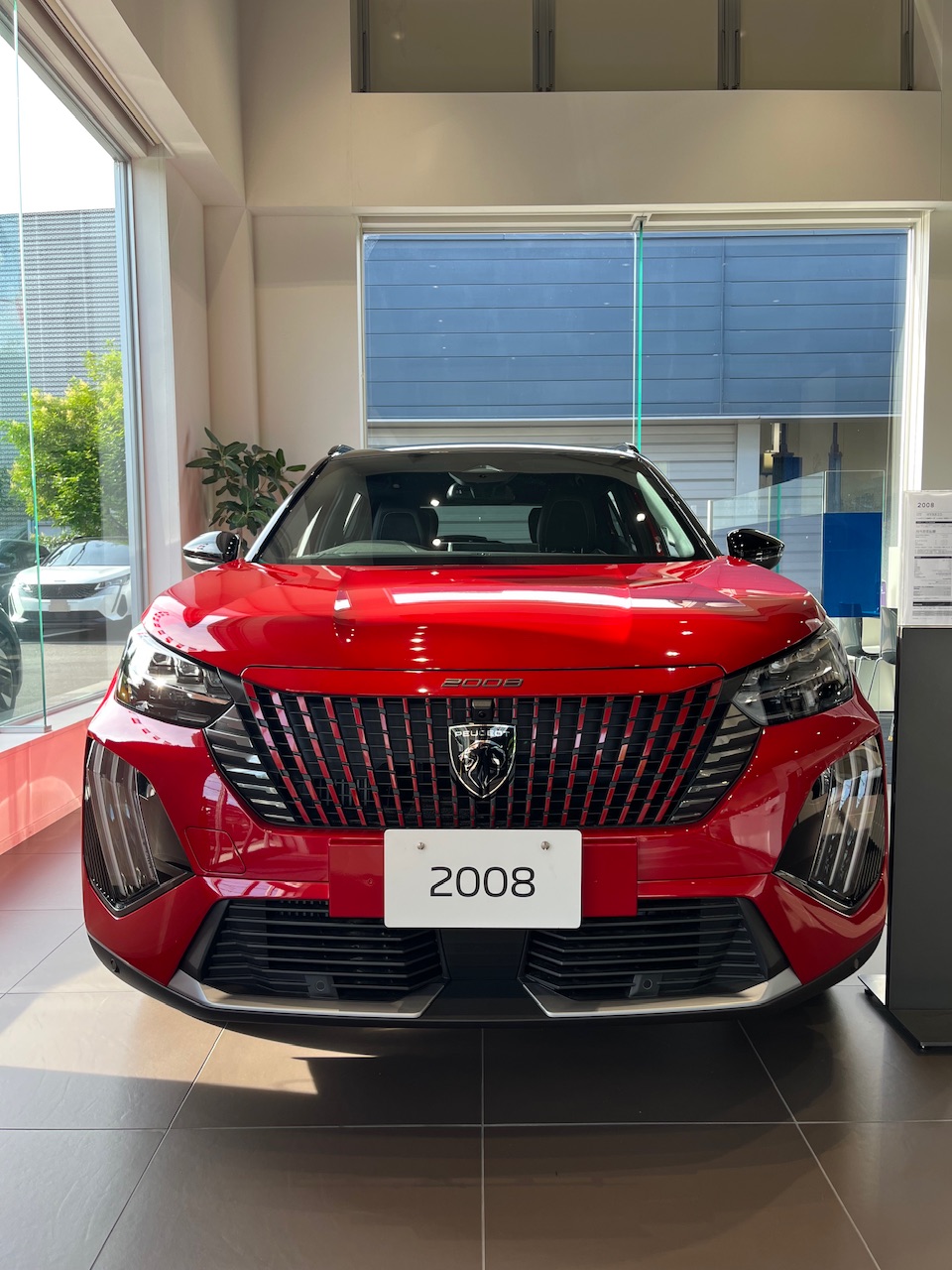 鮮やかなエリクサー･レッドが魅力のPEUGEOT 2008✨