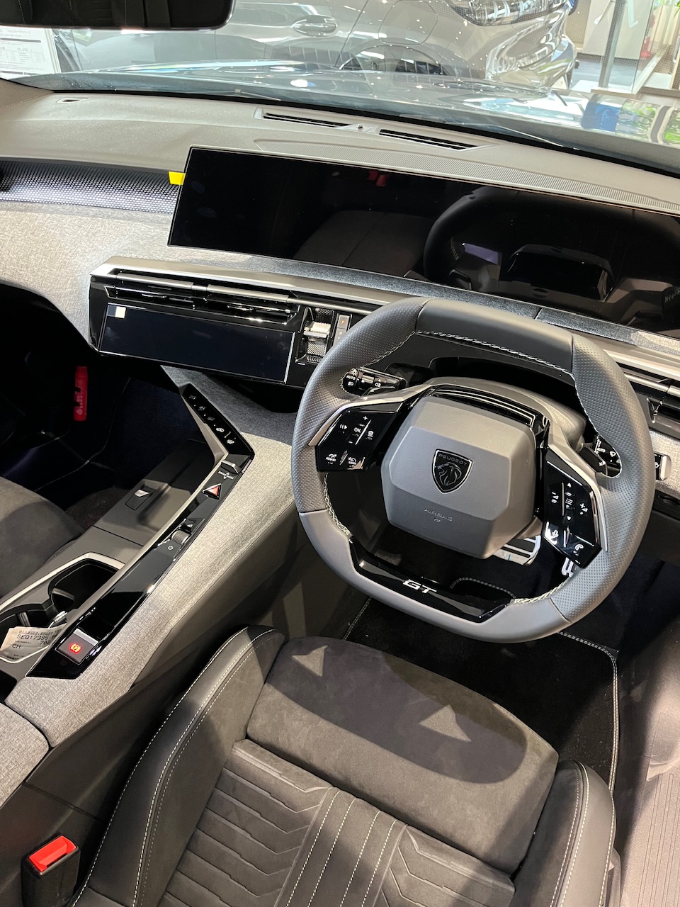 5008 GT HYBRIDの運転席をご紹介🎶