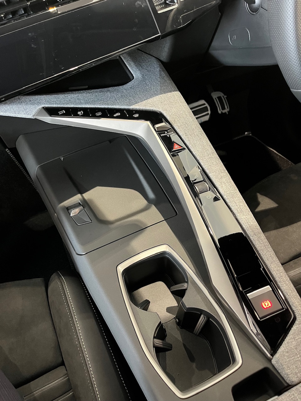 5008 GT HYBRIDの運転席をご紹介🎶