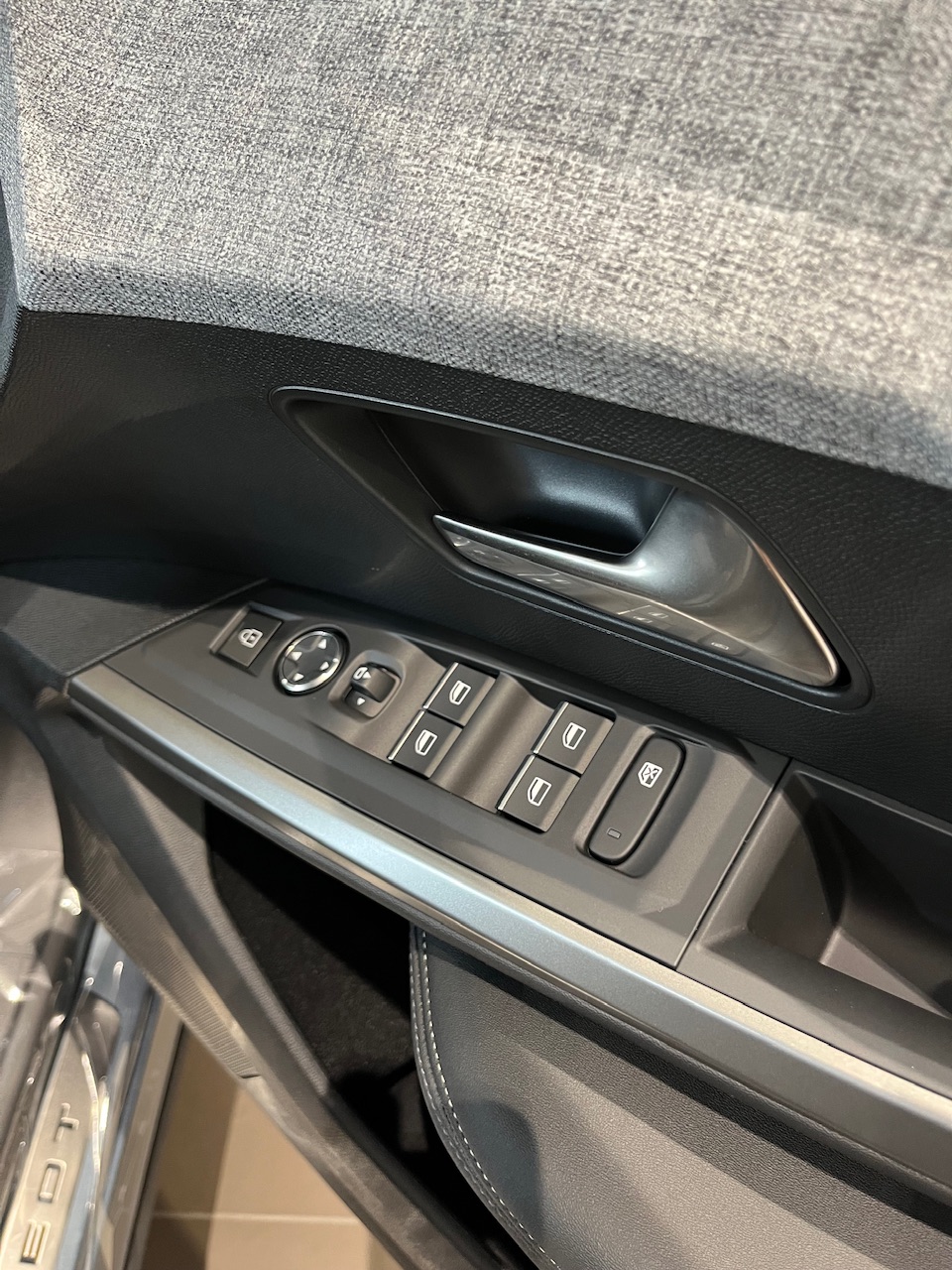 5008 GT HYBRIDの運転席をご紹介🎶