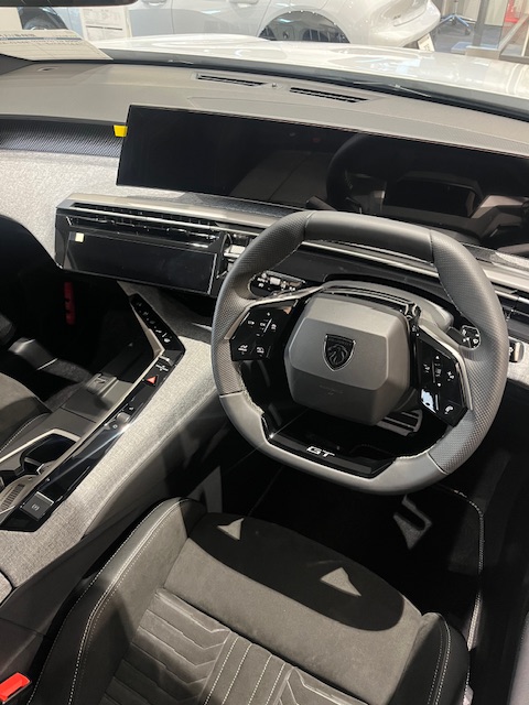 PEUGEOTの洗練されたデザインをご紹介✨